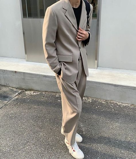 Terno Aesthetic, Academia Aesthetic Outfit Men, Minimalist Fashion Summer, Academia Aesthetic Outfit, Aesthetic Outfits Men, Beige Suits, Wedding Outfit Men, Suits Clothing, Street Style Outfits Men