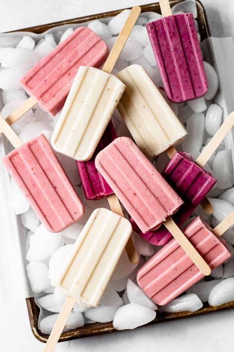 These super-simple Greek Yogurt Popsicles are made with 2 ingredients and are perfect for a summertime treat. Made simply, these healthy popsicles will be Greek Yogurt Popsicles, Oatmeal Yogurt, Frozen Yogurt Recipes, Lexi's Clean Kitchen, Clean Eating Guide, Fruit Recipes Healthy, Healthy Popsicles, Yogurt Pops, Yogurt Popsicles