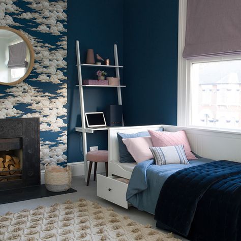 BLUE BEDROOM IDEAS – We all know blue is beloved by many, both male and female. Most associate this color to soft, bright, elegant and fresh flavors. ... Bleu Pantone, Navy Blue Bedroom Decor, Japandi Bedroom Design, Blue And Pink Bedroom, Bedroom Workspace, Blue Bedroom Ideas, Dark Blue Bedrooms, Navy Blue Bedrooms, Blue Bedroom Design