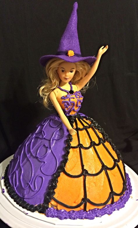 Easy peasy buttercream icing halloween cake! Barbie Halloween Cake, Halloween Barbie, Halloween Cookies Decorated, Annual Halloween Party, Barbie Halloween, Halloween Food Treats, Halloween Baking, Barbie Cake, Halloween Cake