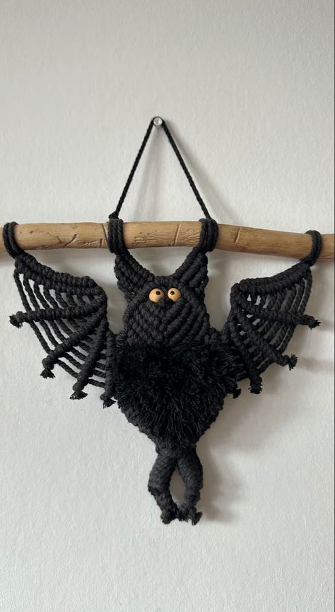 Macrame Bat Design by Sasha MACRAMESSAGE Sasha Macramessage, Macrame Bat, Bat For Halloween, Cute Bats, Free Macrame Patterns, Bat Design, Halloween Wall Decor, Cute Bat, Rope Crafts