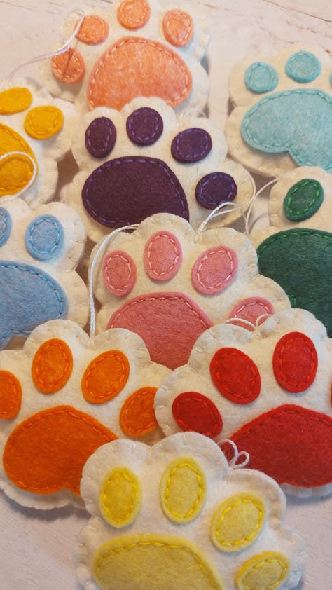 Felt Pawprint Ornament Cat Paws Dog Memorial Keepsake - Etsy Diy Cat Lover Gifts, Dog Christmas Tree Decorations, Felt Crafts To Sell, Dog Ornaments Diy, Pawprint Ornament, Paw Decorations, Felt Dog Ornament, Felt Cat Toys, Sewn Christmas Ornaments