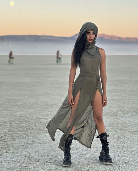 Mad Max Inspired Outfits, Desert Aesthetic Outfit, Burning Man Costume Women, Desert Costume, Futuristic Skirt, Ancient Futurism, Mad Max Aesthetic, Dune Outfit, Mad Max Fashion