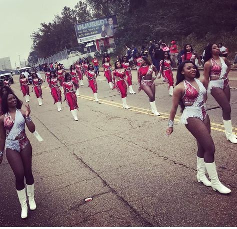 Majorette Videos, Majorette Dance Uniforms, Majorette Dance, Majorette Outfits, Dancing Dolls Bring It, College Graduation Pictures Poses, Dance Uniforms, Black Dancers, Marching Bands