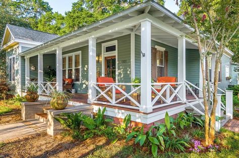 Color Front Porch Design Ideas, Farmhouse Front Porch Decor, Veranda Design, Front Porch Railings, Traditional Porch, Porch Design Ideas, Building A Porch, Front Porch Design, Casa Country