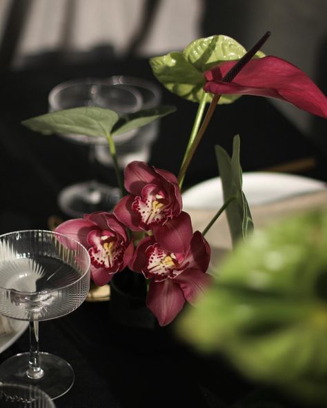 Deep burgundy blooms paired with vibrant green create a rich, moody vibe that perfectly with black tablecloths. This bold combination adds a touch of drama to your special day, making every table a true statement piece. Who says you need traditional colours to make your wedding unforgettable? #AlternativeWedding #BurgundyAndGreen #WeddingInspo #floraldesign #burgundyweddingflorals #weddingfloralsmelbourne #weddingflowersmelbourne #weddingbouquet #weddingfloristmelbourne #melbourneweddingf... Burgundy And Green Wedding, Black Tablecloths, Black Tablecloth, Wedding Moodboard, Table Scape, Bali Wedding, Melbourne Wedding, Deep Burgundy, Wedding Mood Board