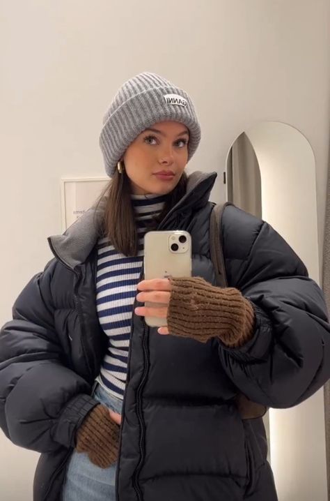 Puffer Jacket Outfit Oversized, Winter Jacket Aesthetic, Cold Outfit Ideas, Winter Outfits Puffer Jacket, Hat Winter Outfit, Black Puffer Jacket Outfit, Women Puffer Jacket, Best Puffer Jacket, Puffer Outfit