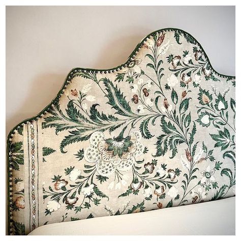 Pattern Headboard Upholstered, Floral Bed Headboard, Floral Upholstered Bed, Vintage Style Headboard, Floral Upholstered Headboard, Unique Headboard Ideas Fabric, Patterned Fabric Headboard, Head Border Bed Design, Patterned Headboard Upholstered