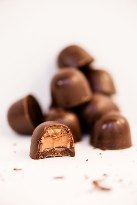 Chocolate Candy Photography, Chocolate Photography Ideas, Chocolates Photography, Candy Photos, Sweets Photography, Caramel Truffles, Chocolate Photography, Candy Photography, Chocolate Shots