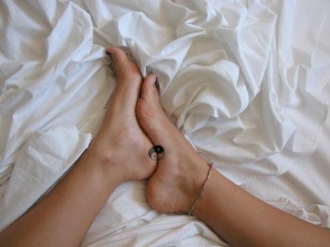 yin-yang foot tattoo Jing Y Jang, Tiny Foot Tattoos, Cute Foot Tattoos, Small Foot Tattoos, Ying Yang Tattoo, Yin Yang Tattoos, Bff Tattoos, Initial Tattoo, Tattoos Skull