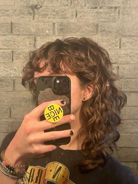 Wolfcut Curly Wavy Hair, Red Curly Shag Hair, Perm Shag Hair, Bad Curly Haircut, Wavy Hair Bangs Short, Curly Hairstyles Shag, Wavy Hair Layers Bangs, Short Shaggy Haircuts Wavy Hair, Grunge Curly Haircut