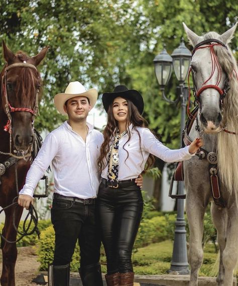 Norteñas Outfit Women, Elegant Cowgirl Outfit, Mexican Couple, Outfit Mexicano, Outfit Vaquero, Cowgirl Outfits For Women, Country Chic Outfits, Outfit Botas, Horseback Riding Outfits