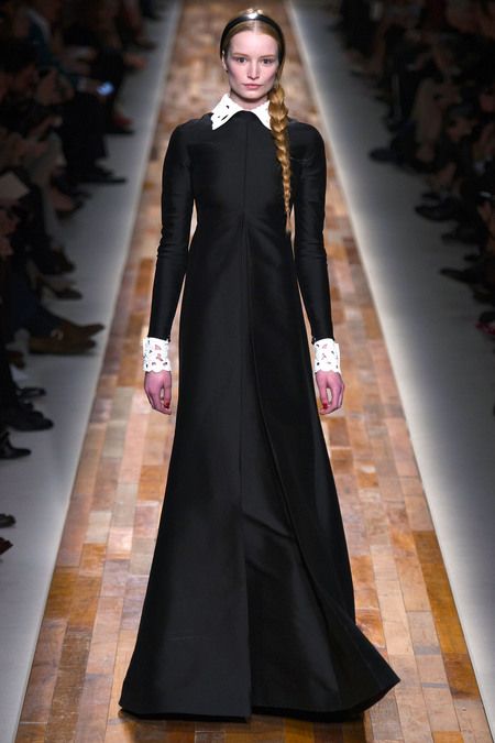 Valentino F/W 13: 17th century Puritan inspired look, falling band collar and cuffs Black Dress With White Collar, Dress With White Collar, Estilo Hijab, Valentino Collection, Runway Trends, Daily Dress, Historical Fashion, White Collar, Hijab Fashion