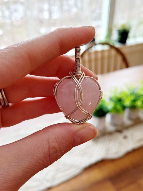 Wire Wrap Heart Stone, Galentines Paint, Wire Wrapped Heart Stone, Wirewrap Jewelry, Wrapping Crystals, Heart Stone Necklace, Wire Wrapped Stone Jewelry, Metal Jewelry Making, Wire Jewelery