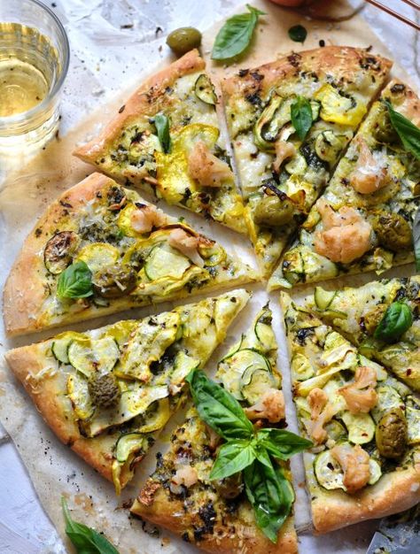 Pizza Végétalienne d’Été Courgette et Pesto / Vegan Green Goddess Zucchini and Pesto Pizza Vegan Green Goddess, Pesto Vegan, Pizza Vegan, Plats Healthy, Delicious Veggies, Catering Buffet, Sweet Potato Curry, Pesto Pizza, Vegan Italian