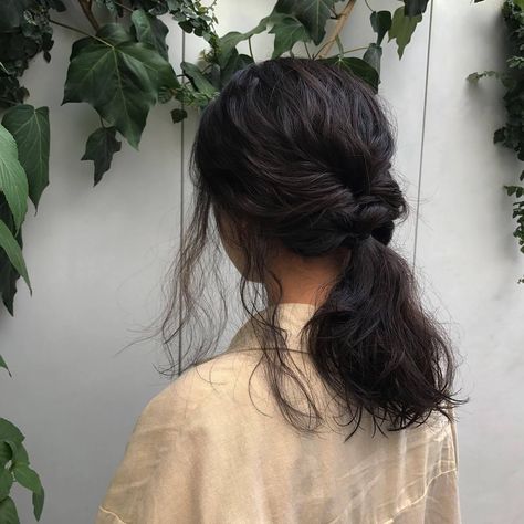 Messyhair Hairstyles, Hair In Ponytail, Shaved Hair Women, Half Shaved Hair, Messy Ponytail, Oval Face Hairstyles, Looks Party, Shaved Hair, Dream Hair