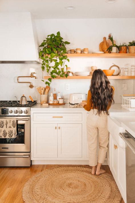 White and Terracotta Kitchen & Dining Room Coin Banquette, Terracotta Kitchen, Kitchen Dining Room Combo, Dining Room Updates, Interior Design Institute, Warm Kitchen, Dining Room Combo, Beautiful Dining Rooms, Remodel Bedroom