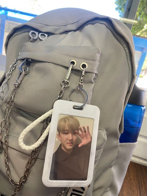 Photocard en mochila Kpop Backpack, Mochila Kpop, Moda Ulzzang, Changbin Straykids, Outfit Inspired, Kid Core, Photo Cards, Stray Kids, Duffle Bag