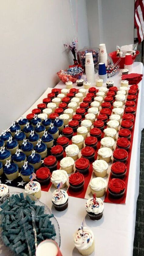 18 Easy & Delicious 4th of July Party Food Ideas (Your Guests Will LOVE!) American Flag Cups, 4th Of July Party Food, Party Decorating Ideas, Usa Party, American Party, Patriotic Food, Patriotic Desserts, 4th Of July Cake, 4th July Crafts