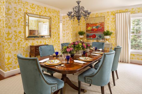 10 Interior Designers - Decor Maine Yellow Dining Room, Blue Velvet Chairs, Chandelier Decor, Traditional Dining Room, Yellow Walls, Yellow Wallpaper, Wooden Dining Tables, Glass Chandelier, Living Room Wall