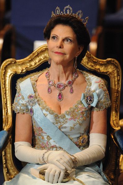 Queen Silvia wore this tiara for the 2008 Nobel Prize Ceremony and Dinner. Queen Silvia Of Sweden, Kroonprinses Victoria, Witcher Geralt, Queen Of Sweden, Swedish Royalty, Prince Carl Philip, Royal Tiaras, Princess Madeleine, Queen Silvia