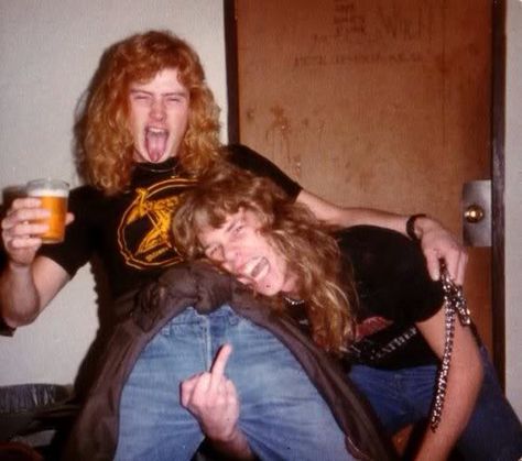 A young Dave Mustaine and James Hetfield Vic Rattlehead, David Ellefson, Jason Newsted, Robert Trujillo, Cliff Burton, Dave Mustaine, Kirk Hammett, James Hetfield, Foto Poses