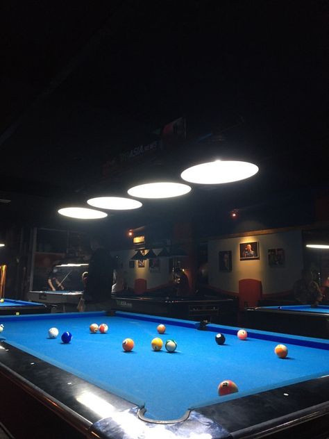 Pap Billiard, Snooker Aesthetic, Billard Aesthetic, Billiards Aesthetic, Billiards Room Decor, Netflix And Chill Tumblr, Snooker Room, Billiards Room, Billiard Ball