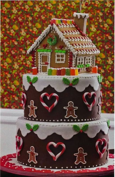 Gingerbread house cake Gingerbread Competition, Holiday Cake Decorating, Easy Christmas Cake Recipe, Christmas Birthday Cake, Christmas Mantles, Velvet Tree, Christmas Desserts Party, Cake Competition, Gingerbread House Recipe