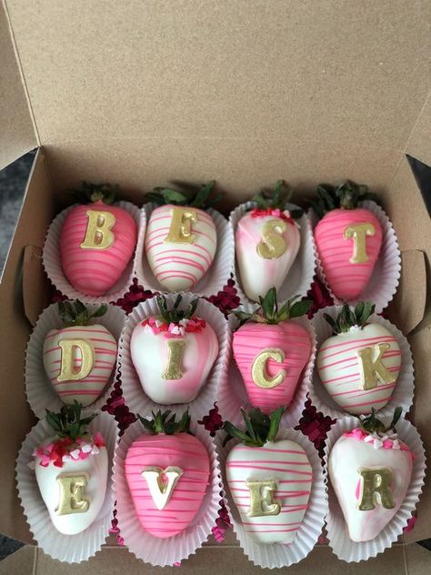 50+ Valentines Day Strawberries with Messages - Hike n Dip Cute Valentines Strawberries, Food Gifts For Boyfriend, Covered Strawberries Ideas Valentines For Him, Strawberry For Boyfriend, Cute Chocolate Covered Strawberry Ideas, Cute Baking Ideas For Boyfriend, Birthday Treats For Boyfriend, Valentines Dessert For Boyfriend, Chocolate Covered Strawberries Letters