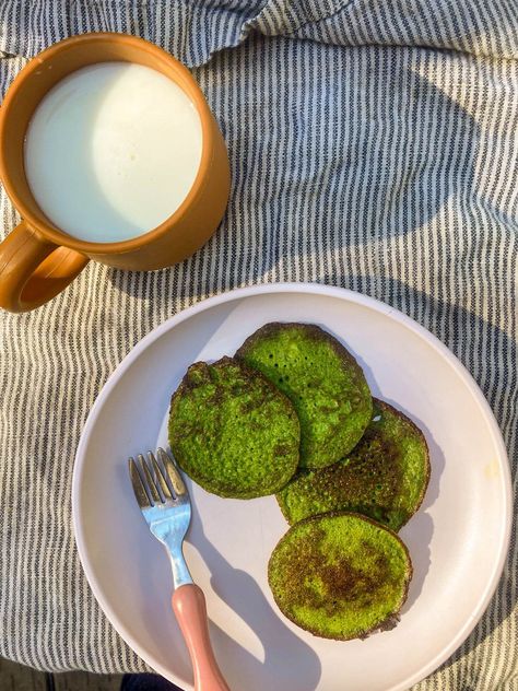 High Protein Spinach Banana Pancakes (4 ingredients!) — Let Them Eat Dirt Spinach Banana Pancakes, Protein Banana Pancakes, Clean Protein, Small Food Processor, Pancakes Easy, High Protein Breakfast, Protein Pancakes, Banana Pancakes, Protein Breakfast