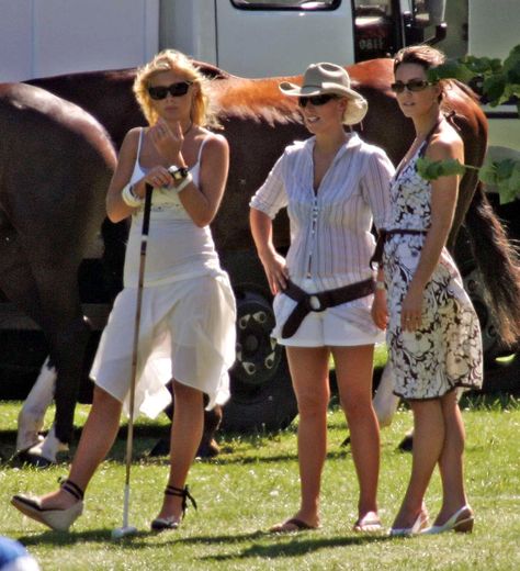 Kate Middleton and Zara Tindall at the Rundle Cup in 2006 Chelsy Davy, Zara Tindall, Zara Phillips, Style Transformation, Kate Middleton Outfits, Principe Harry, Middleton Style, Royal Look, Kate Middleton Style