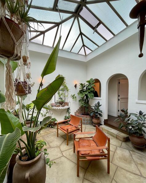 Indoor Atrium Internal Courtyard Gardens, Home With Center Courtyard, Home Atrium Indoor Courtyard, Home With Atrium, Small House With Courtyard In The Middle, Indoor Courtyard House, Courtyard Glass Roof, Indoor Atrium Internal Courtyard, Homes With Courtyards In The Middle