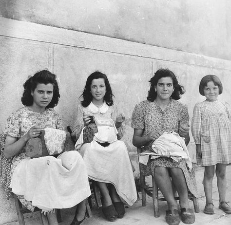 Vintage Italian Photos, 1940s History, 1940s Italy, Italy People, History Women, Vintage Foto's, Veneto Italy, Italian Life, Italian Heritage