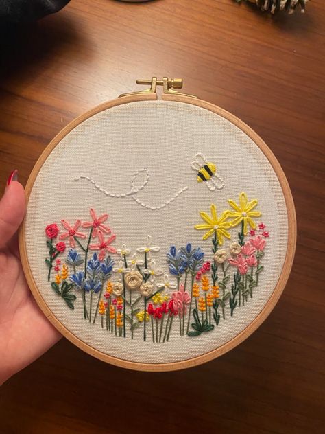 Flower And Bee Embroidery, Bees Embroidery Pattern, Embroidery Hoop Art Flowers, Embroidery Bees And Flowers, Embroidered Bumble Bee, Embroidery Bugs, Bees Embroidery, Honey Bee Embroidery, Bumble Bee Embroidery