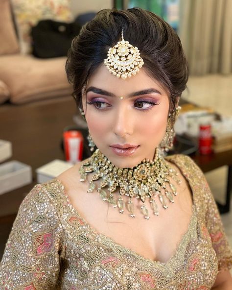 Engagement Hairstyles Bun, Mint Green Outfit Makeup, Side Makeup For Indian Wedding, Hair Styles With Mangtikka, Hair Bun Front Look, Bride Bun Hairstyles Indian Wedding, Messy Bun With Lehenga, Bun Hairstyle Front Look, Indian Bride Hairstyles Front View