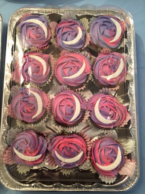 Cheshire Cat Cupcakes! Pop goes the bakery! Mad Hatter Cupcakes, Cheshire Cat Dessert, Alice In Wonderland Themed Cupcakes, Cheshire Cat Decorations, Alice In Onederland Cupcakes, Alice In Wonderland Cupcake Ideas, Onederland Cupcakes, Alice In Wonderland Desserts, Alice In Wonderland Bakery