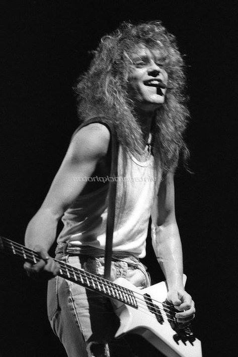 Rick Savage Def Leppard, Rick Savage 80s, Deaf Leopard, 80s Musicians, Def Leppard Rick Savage, Rick Sav Savage, 80s Rocker, Vivian Campbell, Metal Horns