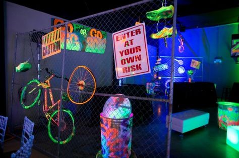 An Urban Street Ball Bar Mitzvah Theme | MitzvahMarket Themed Bar Ideas, Club Lounge Design, Graffiti Theme, Graffiti Party Theme Street Art, Urban Street, Graffiti Party Theme, Pink Retro Wallpaper, Hiphop Party, Bar Street