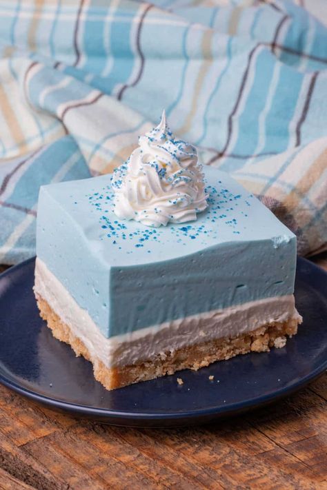 Sides That Dont Need Refrigeration, Blue Dessert Recipes, Blue Party Desserts, Cold Summer Desserts Easy, Blue Dessert Ideas, Cheesecake With Jello, Jello Bars, Blue Deserts, Blue Cheesecake