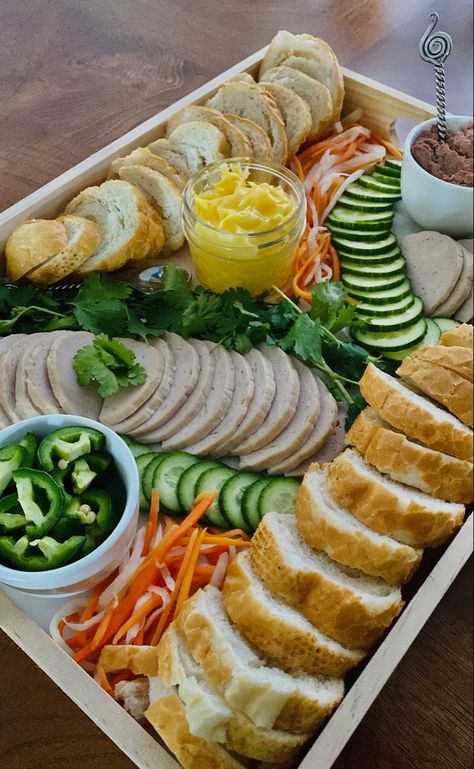 Vietnamese Food Party Tray, Viet Party Food, Viet Wedding Food, Ramen Charcuterie Board, Vietnamese Food Platter, Vietnamese Catering Food, Vietnamese Buffet Party, Picnic Food Ideas Asian, Asian Food Display