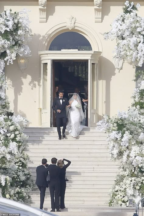 Sofia Richie Wedding Dress, Sofia Richie Wedding, Elliot Grainge, Classy Wedding Ideas, Chanel Wedding Dress, Wedding Florals White, Planner Photography, White Flower Arrangement, White Wedding Florals