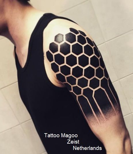 Tech Tattoo Design, Deltoid Tattoo, Cover Tattoo Ideas, Geometric Pattern Tattoo, Black Gray Tattoo, Black Work Tattoos, Hexagon Tattoo, Geometric Tattoo Pattern, Honeycomb Tattoo