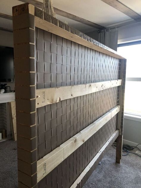 Decorate your bedroom on a budget with this DIY headboard idea. Easy and budget friendly DIY headboard. Woven Headboard, Farmhouse Headboard, Simple Headboard, Diy Furniture Building, Diy Headboard Upholstered, Bedroom On A Budget, Budget Friendly Diy, Headboard Upholstered, Furniture Building