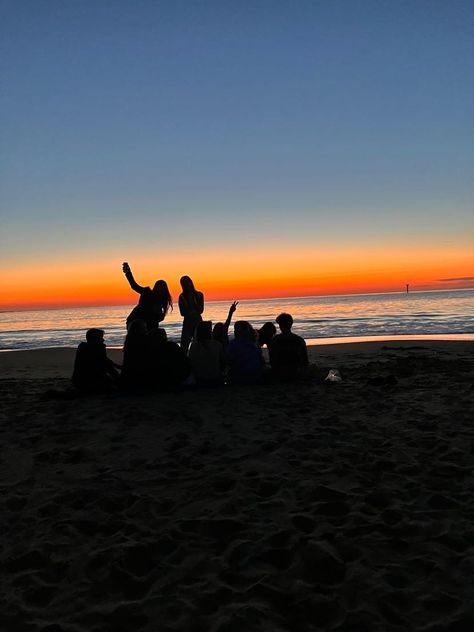 Friends Enjoying Aesthetic, Sunset With Friends Aesthetic, Friends Sunset Aesthetic, Frienship Aesthetic Pics, Friends At The Beach Aesthetic, Beach Camping Aesthetic, Trip With Friends Aesthetic, Sunset With People, Friend Group Aesthetic Faceless