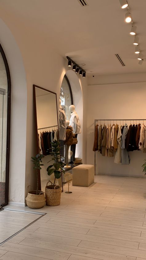 Clothing Shop Ideas Boutiques, Fancy Boutique Interior, Aritzia Store Interior, Scarf Shop Design, Clothing Store Interior Design Ideas, Small Showroom Ideas, Fitting Room Ideas Boutique, Fashion Boutique Interior Design, Clothing Shop Interior Design