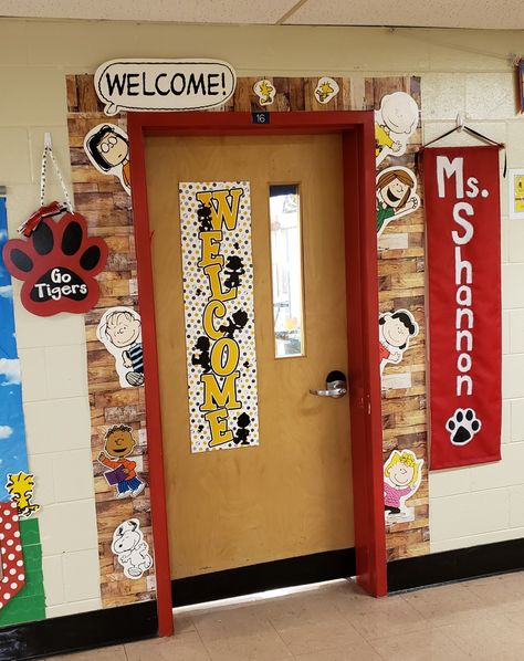 Snoopy School Classroom, Vintage Classroom Aesthetic, Peanuts Classroom Theme, Snoopy Classroom Theme, Peanuts Gang Classroom, Charlie Brown Classroom, Peanuts Classroom, Snoopy School, Snoopy Classroom