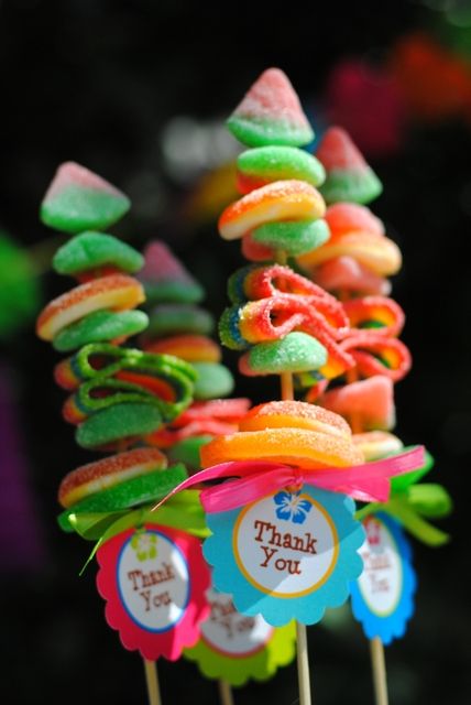 Luau party skewers. Cute could use any kind of candy to match a different theme Candy Skewers, Luau Birthday Party Ideas, Candy Kabobs, Luau Birthday Party, Hawaiian Birthday, Hawaii Party, Luau Theme, Candyland Party, Moana Birthday