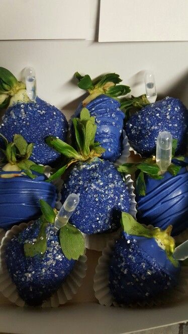 Blue chocolate covered strawberries infused Berries Cupcakes, Blue Chocolate Covered Strawberries, Infused Strawberries, Blue Strawberries, Chocolate Strawberry Cupcakes, Cupcakes Lemon, Lemon Chocolate, Denim And Diamonds, Chocolate Dipped Strawberries