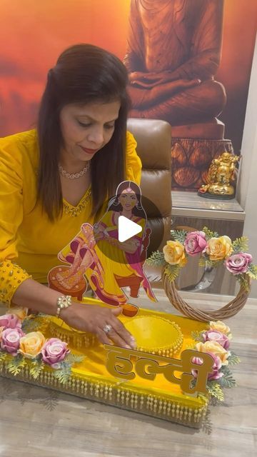 Laxmi Singla on Instagram: "DIY: Prepare yourself for upcoming Wedding season with the Beautiful Haldi Platter making at Home 🌼🌼" Haldi Decoration Thali, Haldi Ceremony Plate Decorations, Haldi Plates Decoration Ideas, Diy Haldi Platter, Wedding Thali Decoration Ideas, Decoration For Haldi Ceremony At Home, Haldi Decorations At Home, Haldi Home Decor Ideas, Mehndi Platter Ideas