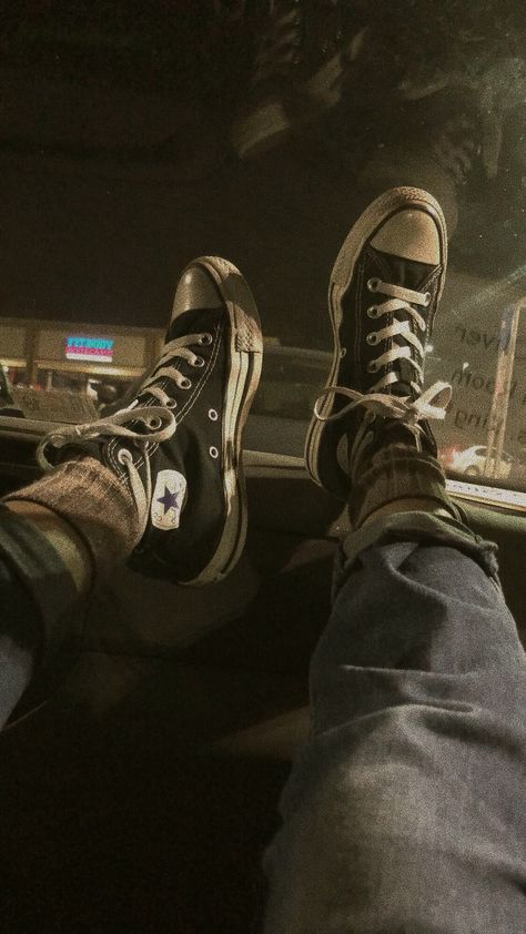 Iphone Style, Photography Accessories, Mötley Crüe, Grunge Photography, Iphone Photography, Aesthetic Grunge, Grunge Aesthetic, American Horror Story, Converse All Star